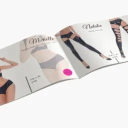 Otwarta broszura reklamowa z modelkami prezentującymi bieliznę i legginsy na białym tle.