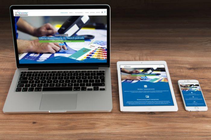 Responsywny projekt strony internetowej wyświetlony na laptopie, tablecie i smartfonie, ukazujący proces projektowania z paletą kolorów i dłońmi pracującymi nad projektem.