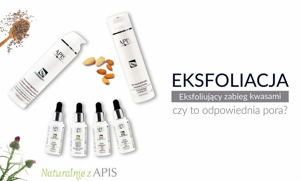 Kompozycja kosmetyków APIS do eksfoliacji kwasami, z migdałami i kwiatem ostu na białym tle.