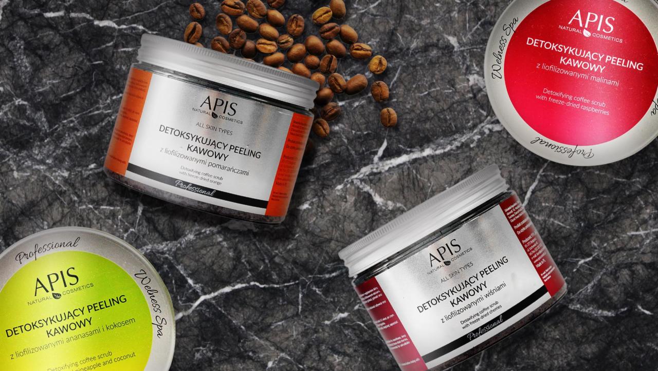 Zestaw kawowych peelingów detoksykujących marki Apis Natural Cosmetics, oferowanych w Bydgoszczy, z liofilizowanymi pomarańczami, wiśniami, malinami, ananasami i kokosem, zaprezentowanych...
