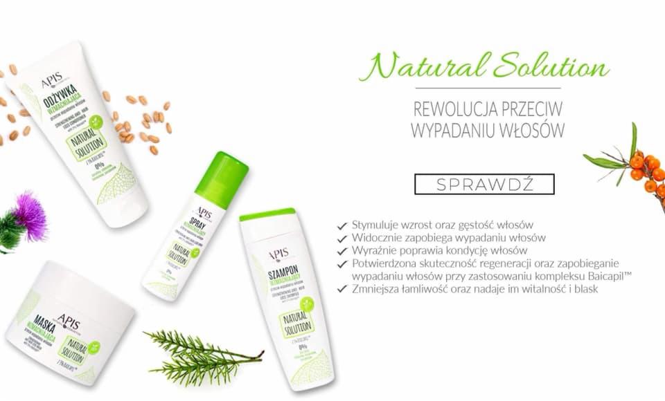 Zestaw kosmetyków APIS Natural Solution do włosów: odżywka, spray, szampon i maska, ułożone na białym tle z dodatkiem ziaren, ostu i gałązki rokitnika, obok tekstu reklamowego o zapobieganiu...