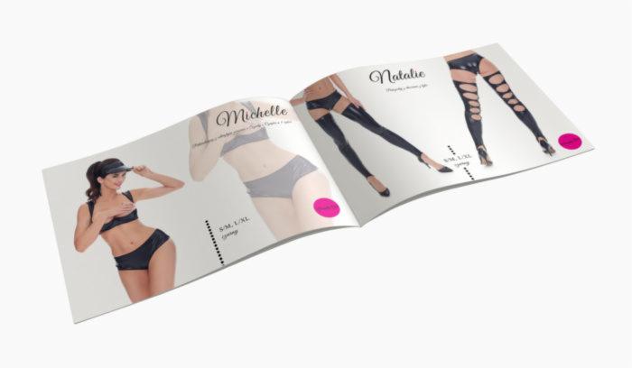 Otwarta broszura reklamowa z modelkami prezentującymi bieliznę i legginsy na białym tle.