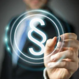 Mężczyzna w garniturze dotyka palcem podświetlonego paragrafu w okręgu na przezroczystym ekranie.