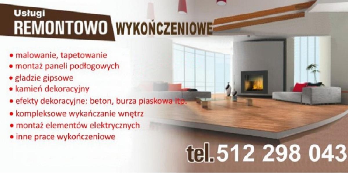 Grafika reklamowa firmy remontowo-wykończeniowej prezentująca nowoczesne wnętrze z drewnianą podłogą, kominkiem i dużym oknem, oraz listę oferowanych usług i numer telefonu.