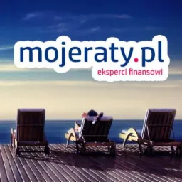 Trzy puste leżaki na drewnianym pomoście z widokiem na morze, z osobą relaksującą się na jednym z nich, nad nimi logo 'mojeraty.pl eksperci finansowi'.