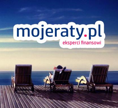 Trzy puste leżaki na drewnianym pomoście z widokiem na morze, z osobą relaksującą się na jednym z nich, nad nimi logo 'mojeraty.pl eksperci finansowi'.