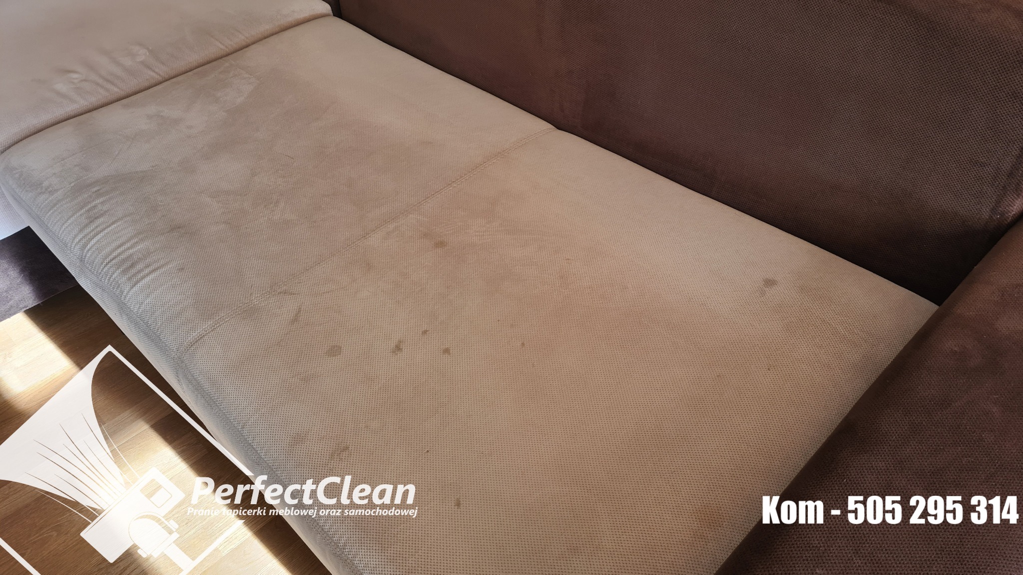 Beżowa kanapa z widocznymi plamami na siedzisku, częściowo przysłonięta logotypem firmy PerfectClean i numerem telefonu kontaktowego.