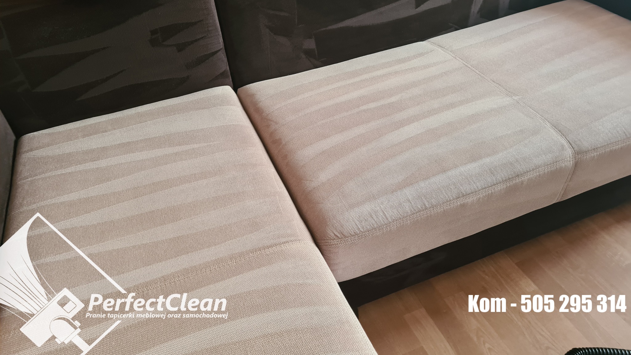 Fragment wyczyszczonej, jasnej kanapy narożnej z widocznymi, regularnymi śladami po praniu ekstrakcyjnym, na pierwszym planie logo firmy sprzątającej PerfectClean oraz numer kontaktowy.