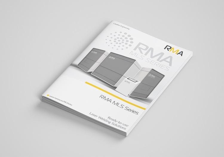 Biała broszura reklamowa leżąca na szarym tle, prezentująca serię urządzeń RMA MLS do spawania laserowego, z żółtym paskiem i logotypem.