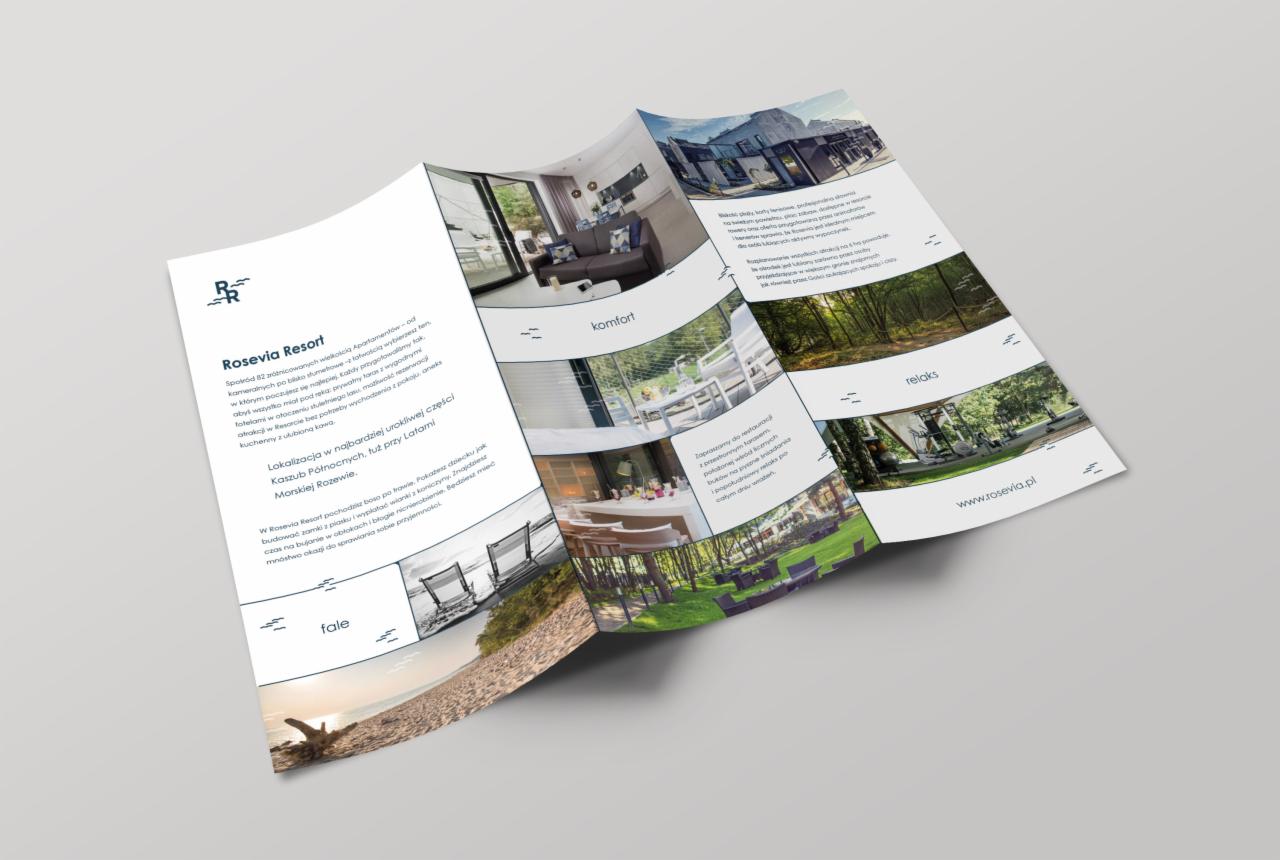 Rozłożona, trójdzielna broszura reklamowa z fotografiami i opisem Rosevia Resort, prezentująca komfortowe apartamenty, restaurację i strefę relaksu, na neutralnym szarym tle.