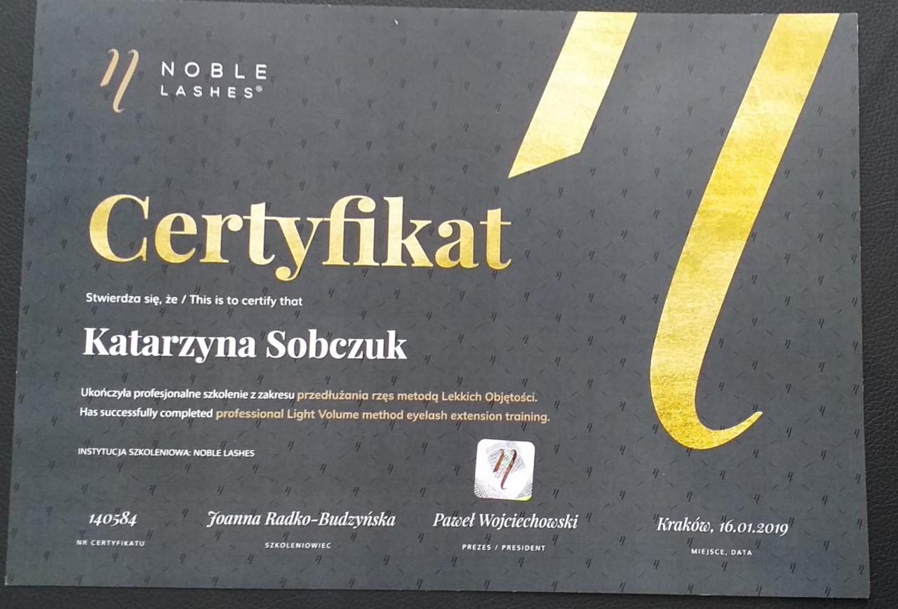 Certyfikat ukończenia szkolenia z przedłużania rzęs metodą lekkich objętości, wydany przez Noble Lashes, dla Katarzyny Sobczuk, datowany na 16.01.2019.