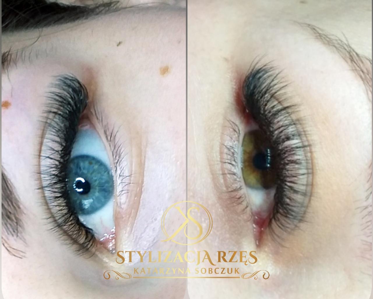 Zbliżenie na oczy z przedłużonymi rzęsami: jedno oko niebieskie, drugie brązowe, z widocznym logo firmy wykonującej stylizację rzęs.
