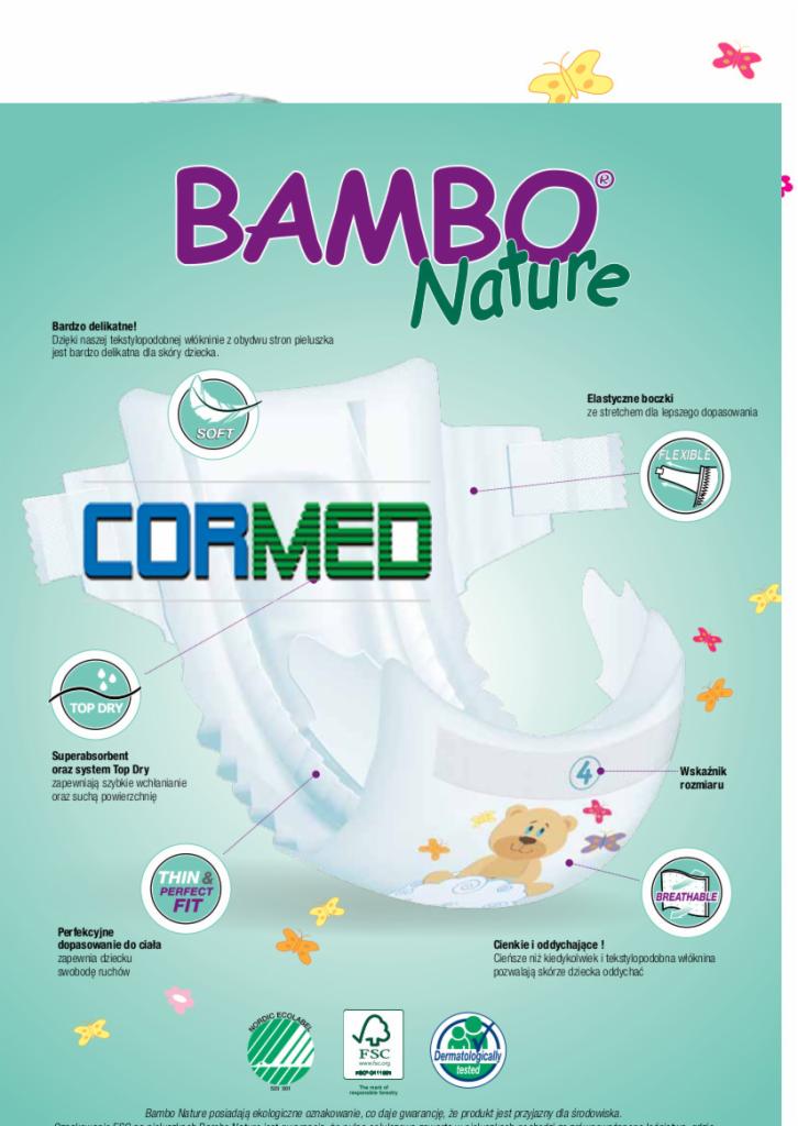 Reklama pieluszek Bambo Nature z zielonymi napisami Cormed, prezentująca ich cechy: delikatność, elastyczne boczki, superabsorbent, cienkość i oddychalność, z motywami motyli i misia.