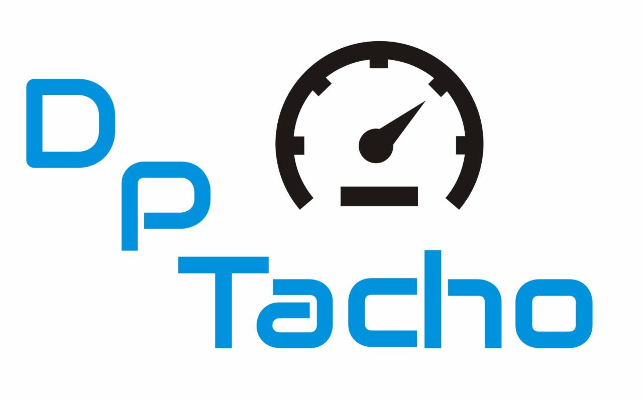Logo firmy DPTacho z stylizowanym licznikiem prędkości nad nazwą, w kolorze czarno-niebieskim na białym tle.