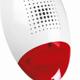 Biało-czerwona zewnętrzna syrena alarmowa z perforowaną obudową i czerwoną soczewką, widoczna z bliska na białym tle, z widocznym znakiem wodnym w rogu.