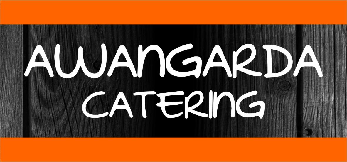 Logo firmy cateringowej Awangarda z białym napisem na tle ciemnego drewna i pomarańczowymi paskami na górze i na dole.