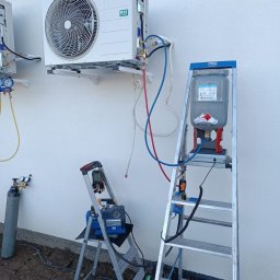 Montaż jednostki zewnętrznej klimatyzatora Panasonic z dodaniem czynnika chłodniczego R32