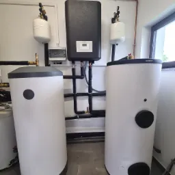 Kotłownia zasilana pompą ciepła Stiebel Eltron z buforem CO oraz podgrzewaczem CWU