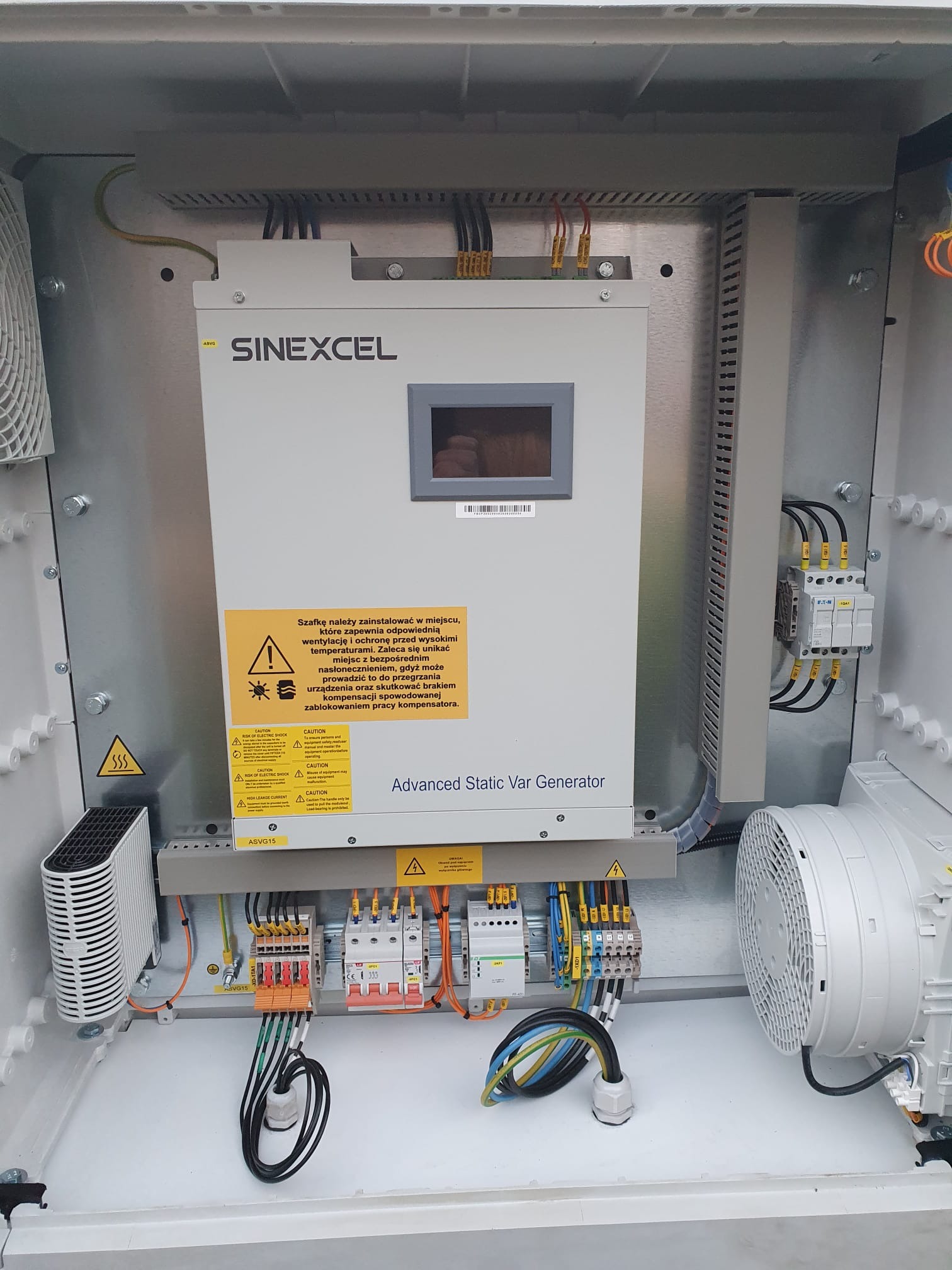 Aktywny kompensator mocy biernej w zabudowie zewnętrznej