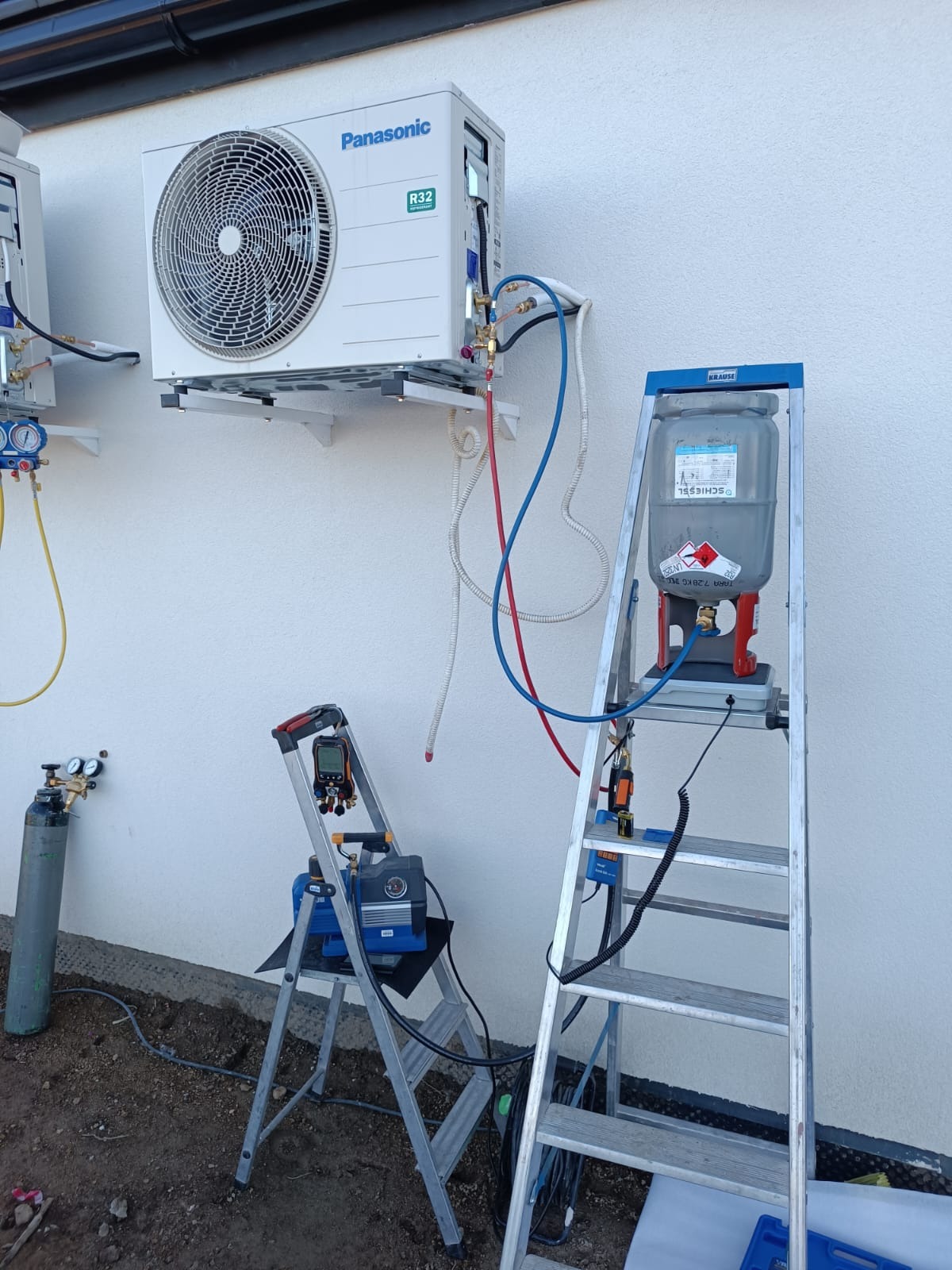 Montaż jednostki zewnętrznej klimatyzatora Panasonic z dodaniem czynnika chłodniczego R32