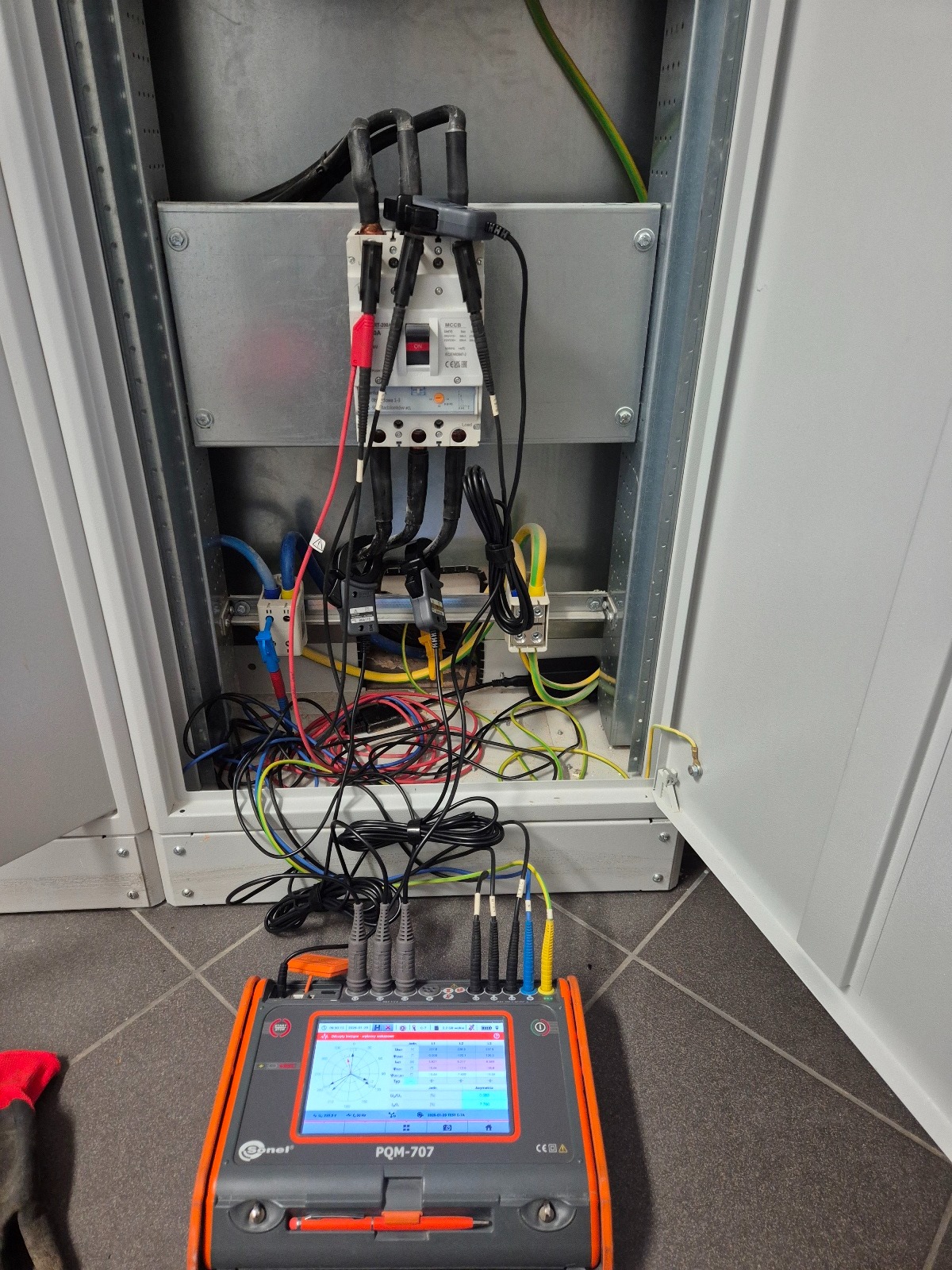 Pomiar i analiza jakości zasilania budynku wielorodzinnego; dobór układu kompensacyjnego mocy biernej