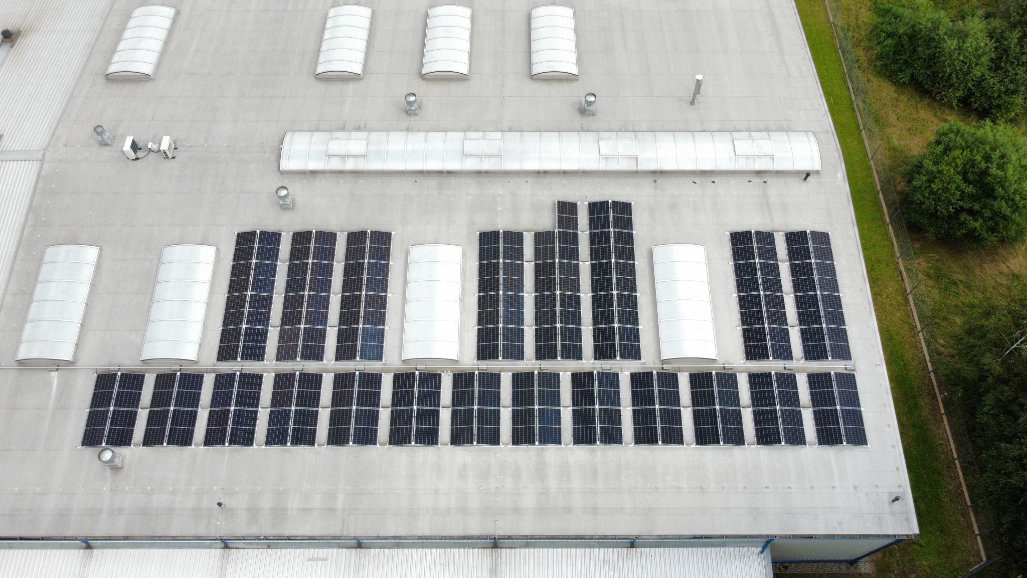 Instalacja fotowoltaiczna o mocy 50 kWp na konstrukcji balastowej. Układ modułów WSCHÓD / ZACHÓD