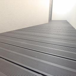 Dosyć nietypowy balkon wykonany z deski kompozytowej