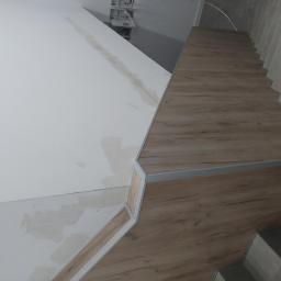 Balustrada wykonana z płyty laminowanej z oświetleniem led