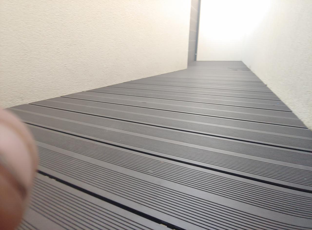 Dosyć nietypowy balkon wykonany z deski kompozytowej