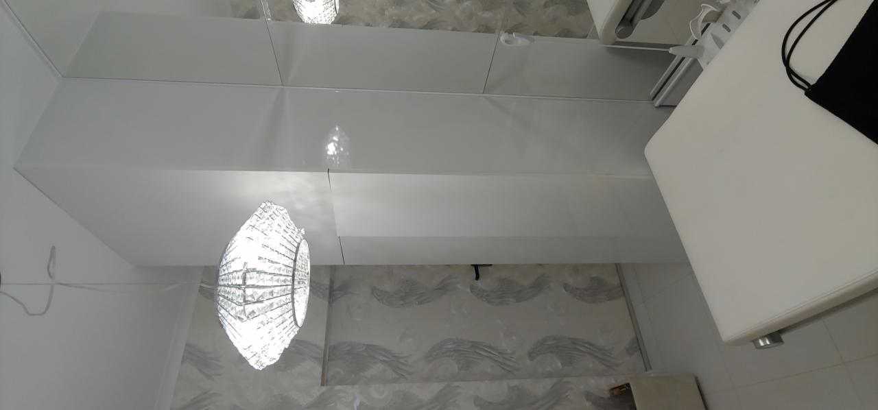 Efekt końcowy z remontu gabinetu kosmetycznego, zabudowy na wysoki połysk wykonane na miejscu wlasnoręcznie