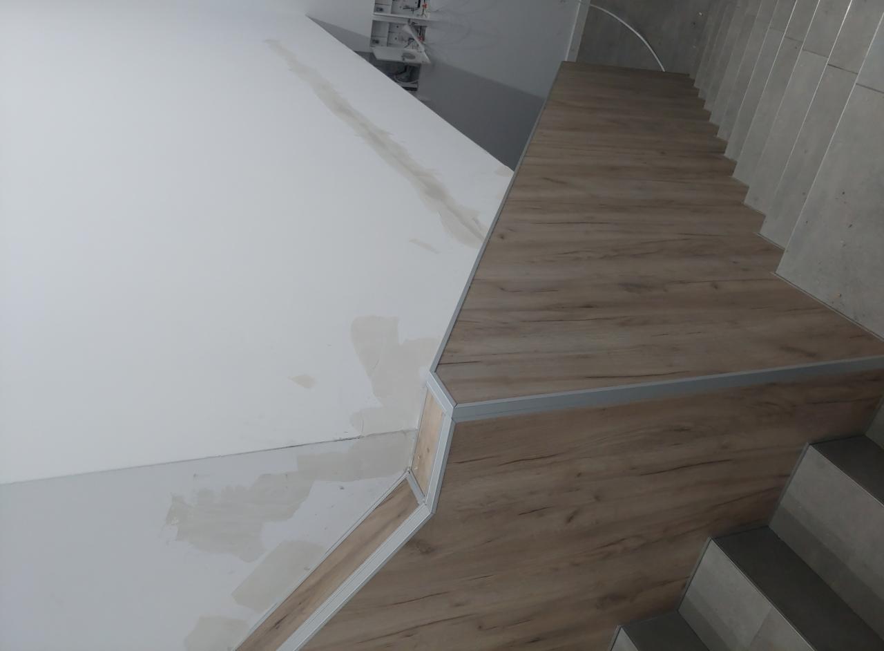 Balustrada wykonana z płyty laminowanej z oświetleniem led