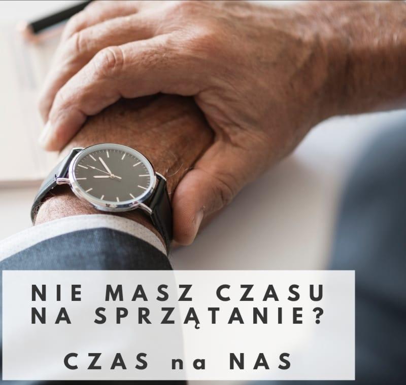 Męska ręka z zegarkiem na tle biurka z napisem 'Nie masz czasu na sprzątanie? Czas na nas'.