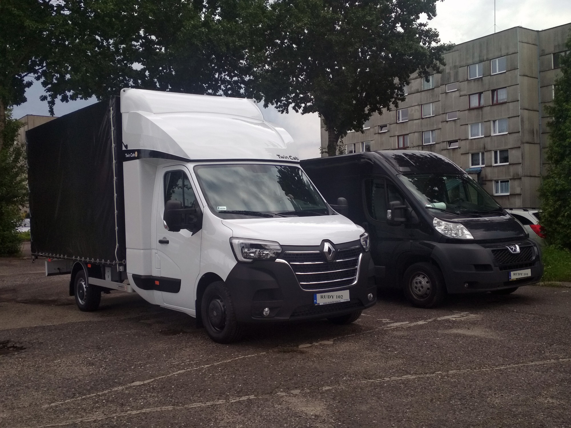 Bus plandeka, rozsuwana firanka, 8-euro palet, ładowność do 1000kg, lub bus blaszak 4 euro palety o ładowności 1350kg.