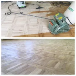 Dwu-ujęciowe zdjęcie: g&oacute;rne pokazuje maszynę do renowacji parkietu podczas pracy, z widocznymi śladami po szlifowaniu i odkurzaczem przemysłowym w tle; dolne ukazuje odnowiony parkiet w jodełkę, po...