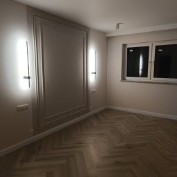 Sypialnia, dom jednorodzinny. Wykończenie ze stanu deweloperskiego.
Zmiany w instalacji elektrycznej. Między innymi włączniki światła głównego i kinkietów niezależnie przy każdej szafce.