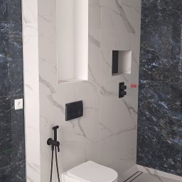 Łazienka, dom jednorodzinny. Wykończenie ze stanu deweloperskiego.