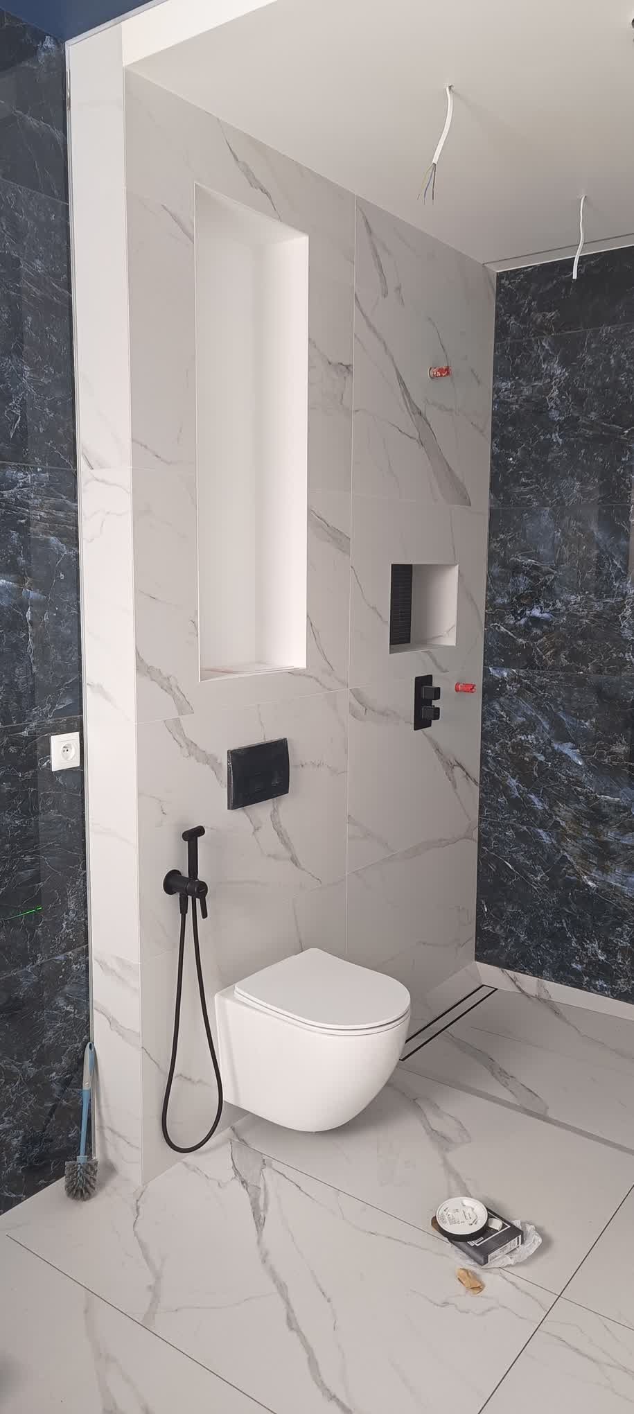 Łazienka, dom jednorodzinny. Wykończenie ze stanu deweloperskiego.