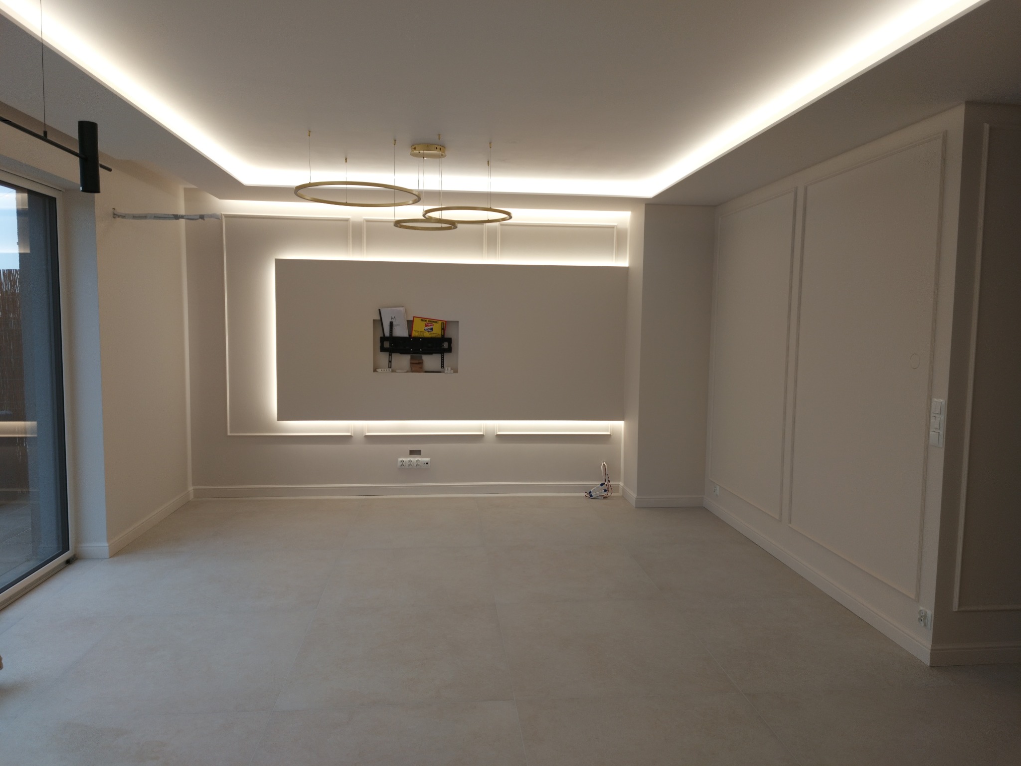 Salon, ścianka TV, oświetlenie LED. Dom jednorodzinny, realizacja według projektu architekta.