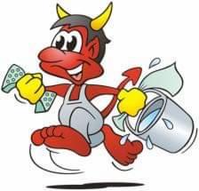 Karykaturalny czerwony diabełek w białym kombinezonie biegnie z wiadrem wody i gąbką w dłoniach.