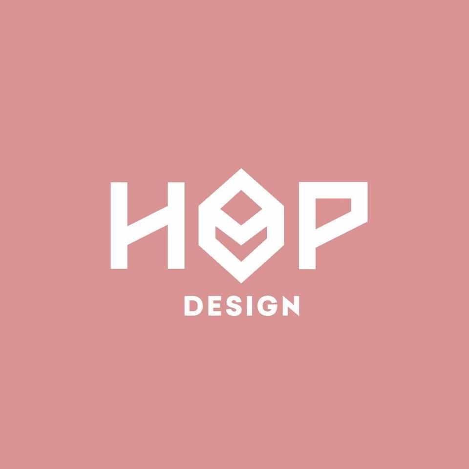 Białe logo 'HOP Design' na różowym tle, z geometrycznym symbolem w środku litery 'O'.