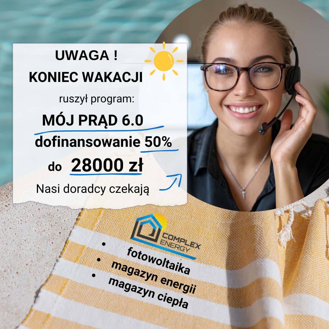 Uśmiechnięta konsultantka z zestawem słuchawkowym na tle informacji o programie Mój Prąd 6.0 z dofinansowaniem na fotowoltaikę, magazyn energii i magazyn ciepła, umieszczonej na plażowym ręczniku.