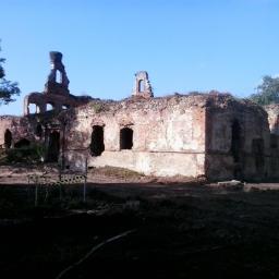 Ruiny zabytkowego zamku przed rewitalizacją
