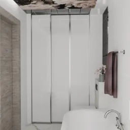 Nowoczesna łazienka z białymi płytkami imitującymi cegłę, drewnianą ramą drzwi, kabiną prysznicową z przesuwnymi drzwiami, marmurową podłogą i sufitem z motywem kwiatowym.