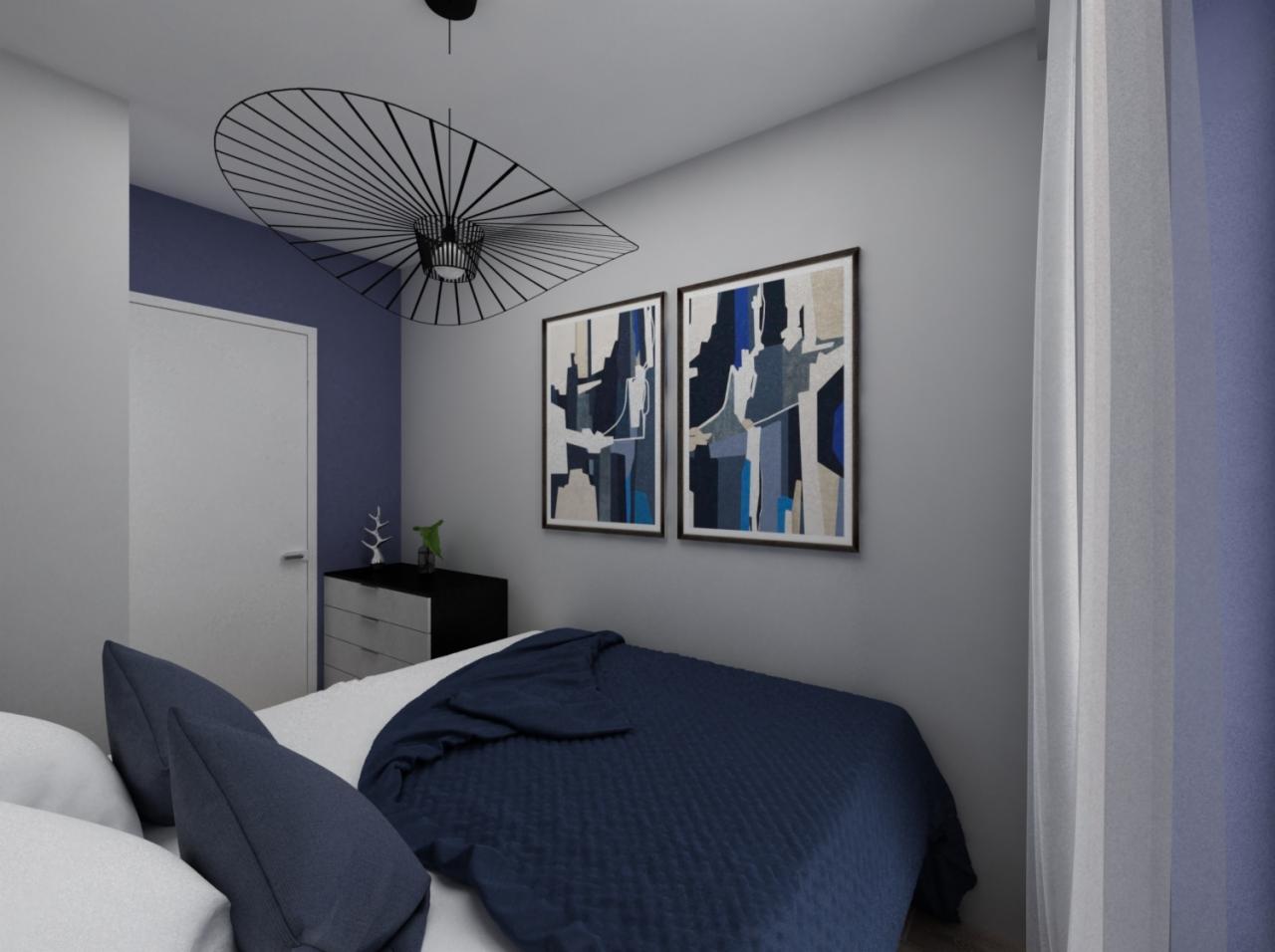 Sypialnia w odcieniach bieli i granatu z łóżkiem, szafką nocną, dwoma abstrakcyjnymi obrazami i lampą sufitową w kształcie wachlarza.