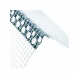 Narożnik perforowany z siatką wzmacniającą, zbliżenie na perforowaną listwę i fragment siatki, na białym tle.