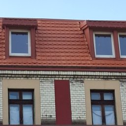 FIRMA DEKARSKO - USŁUGOWA Boro bud - Czerwony dach z dachówką karpiówką i dwoma oknami mansardowymi w ciemnoczerwonych obramowaniach. Poniżej biała ceglana elewacja z oknami.