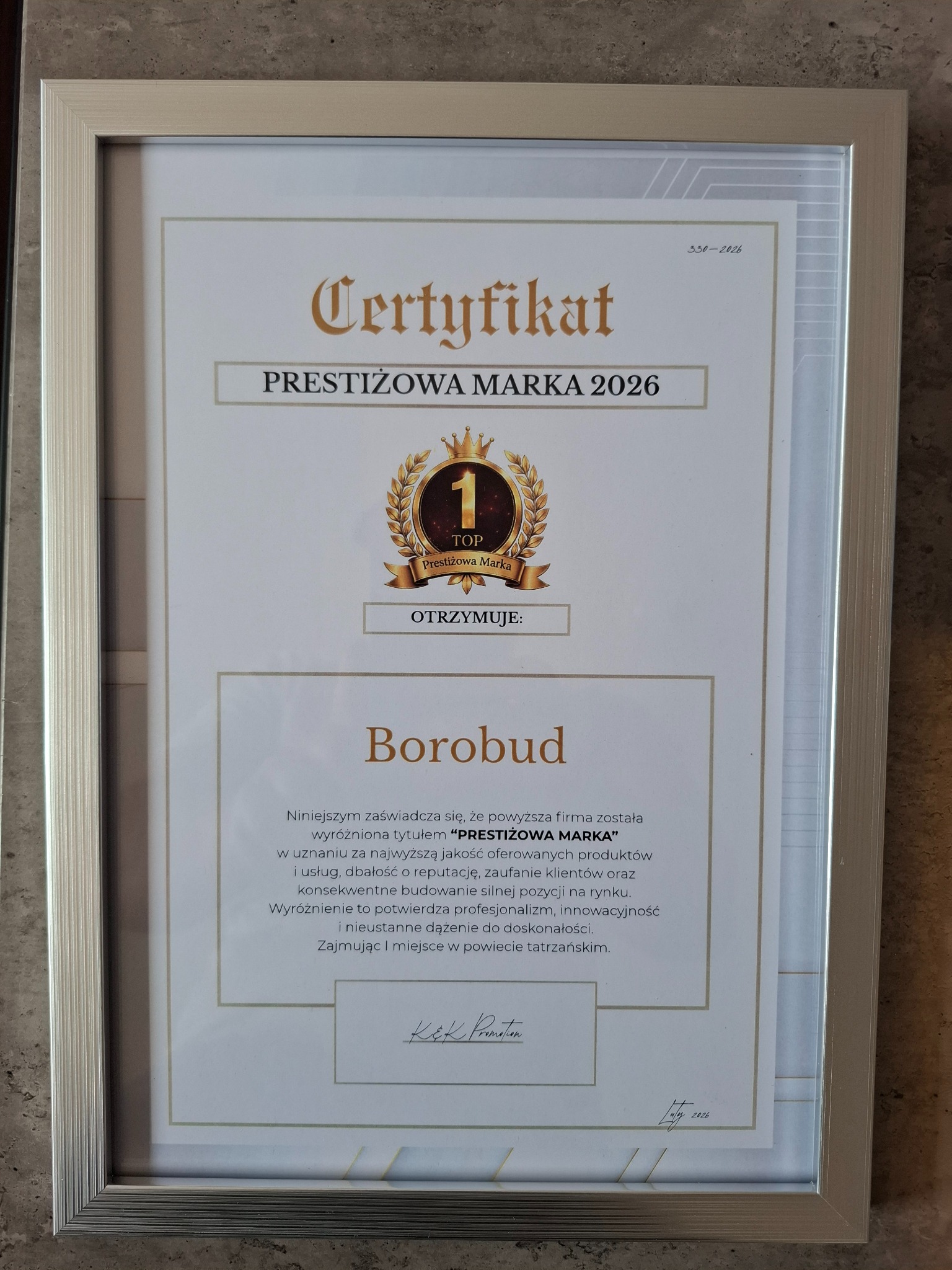 Oprawiony certyfikat 'Prestiżowa Marka 2026' dla firmy Borobud, potwierdzający wysoką jakość produktów i usług oraz profesjonalizm w powiecie tatrzańskim.