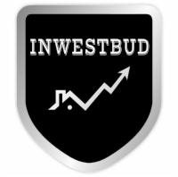 Czarno-białe logo firmy budowlanej Inwestbud w kształcie tarczy z uproszczonym rysunkiem domu i rosnącej linii trendu.