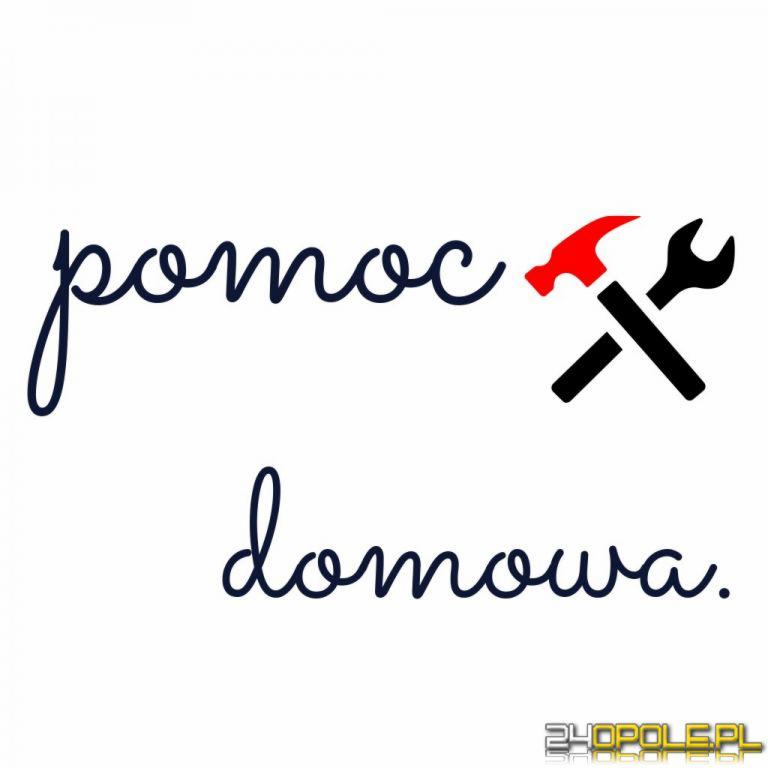 Grafika z napisem 'pomoc domowa' w ozdobnej czcionce, z ikoną czerwonego młotka i czarnego klucza francuskiego. Logo firmy 24hopole.pl w dolnej części.