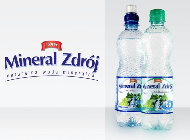 Projekt opakowania dwóch plastikowych butelek wody mineralnej 'Mineral Zdrój' z różnymi kolorami zakrętek (niebieska i zielona), obok logo marki na białym tle.